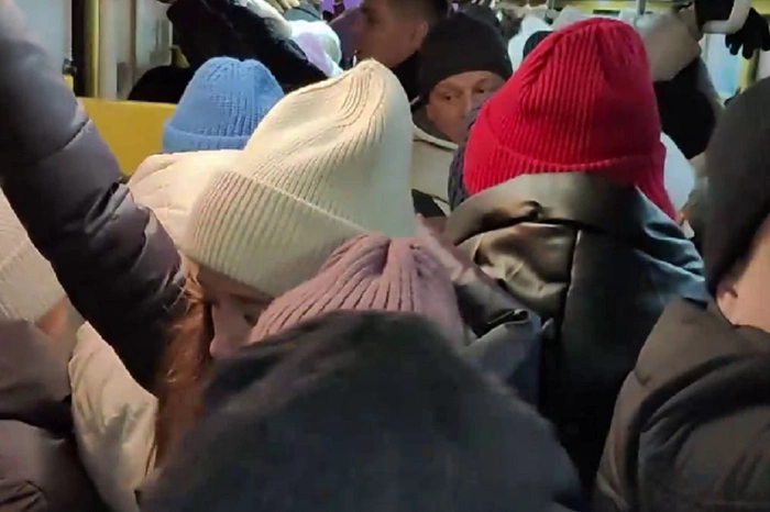 Жители Академического нашли хитрый способ занимать сидячие места в забитом под завязку транспорте