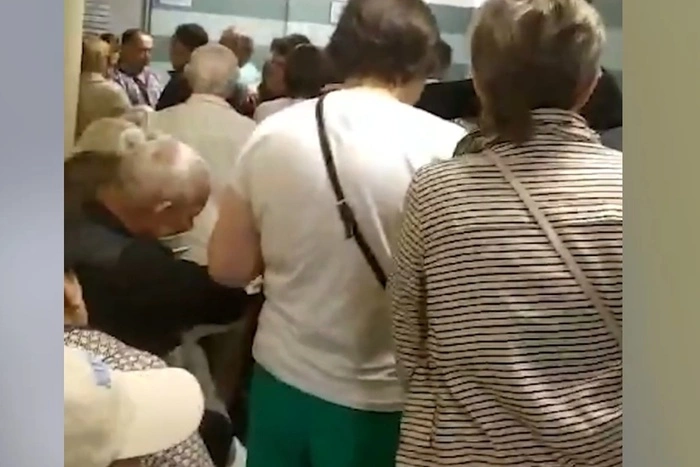 Екатеринбуржцы стоят в огромной очереди в травмпункте