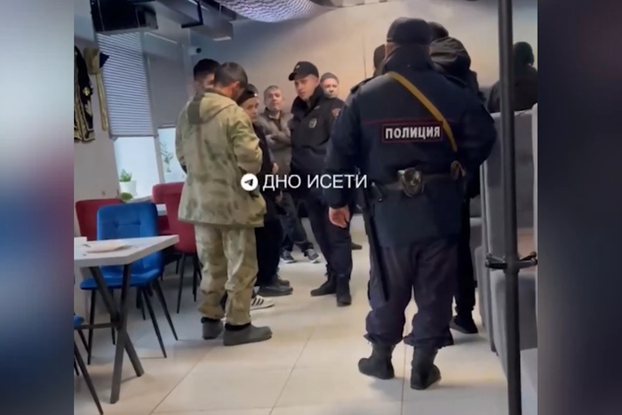 Забрали десятки человек: полиция ворвалась в кафе Екатеринбурга