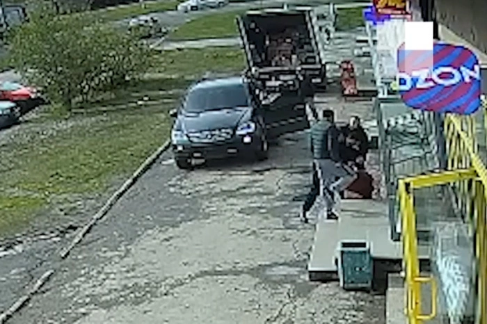 В Екатеринбурге толпа мужчин избила продавца «Красного и Белого» за просьбу не орать