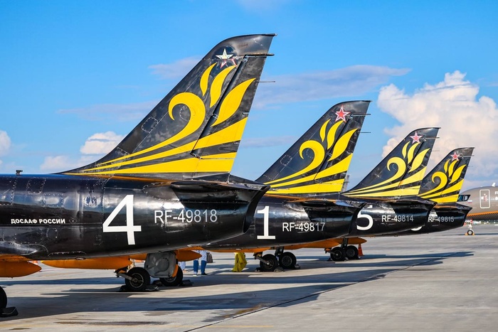 «Альбатросы» пилотажной группы «Русь» выступили в небе над Екатеринбургом