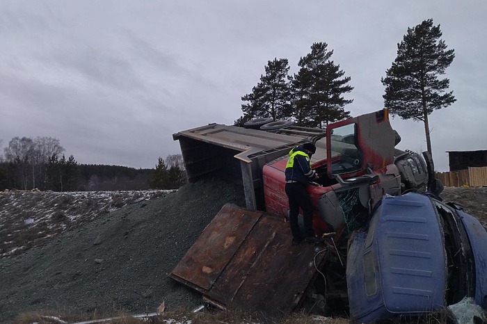 Под Екатеринбургом водитель «ГАЗели» влетел в фуру и погиб