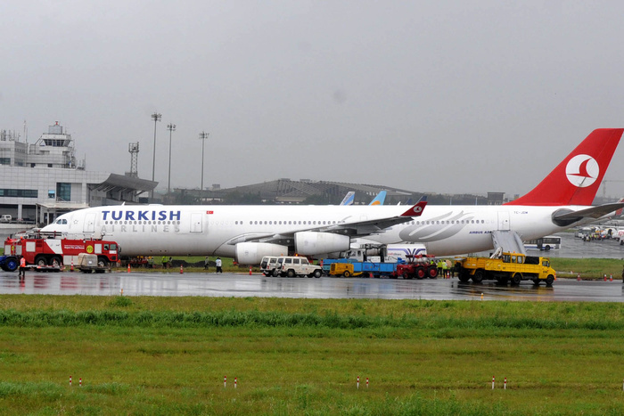 Иранский самолет врезался при посадке в ограждение в аэропорту Стамбула