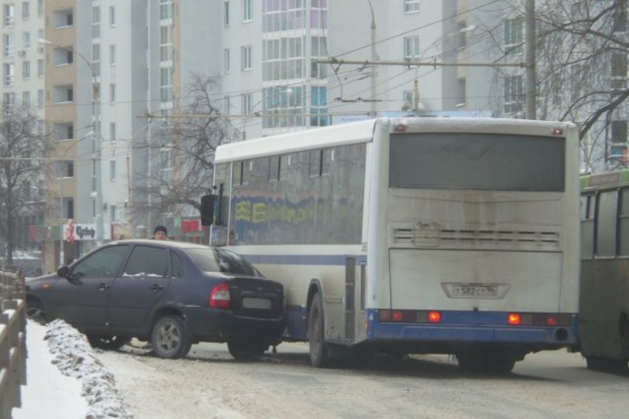 Автобус столкнулся с «Ладой Калиной» возле ТРЦ «Глобус» на Щербакова