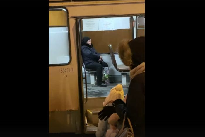 В Екатеринбурге из-за женщины, которая отказалась надевать маску, встал троллейбус