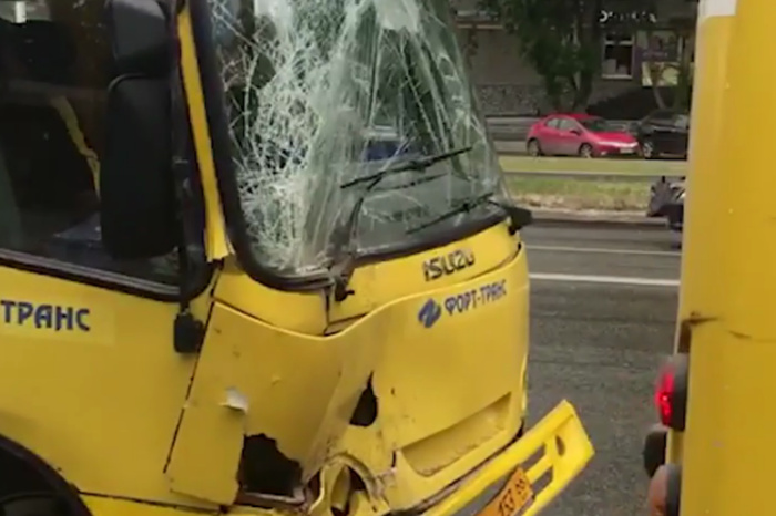 Есть пострадавшие: на остановке в Екатеринбурге столкнулись два автобуса