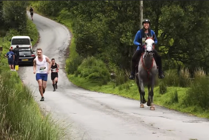 Бегун выиграл 35-километровую гонку у лошади