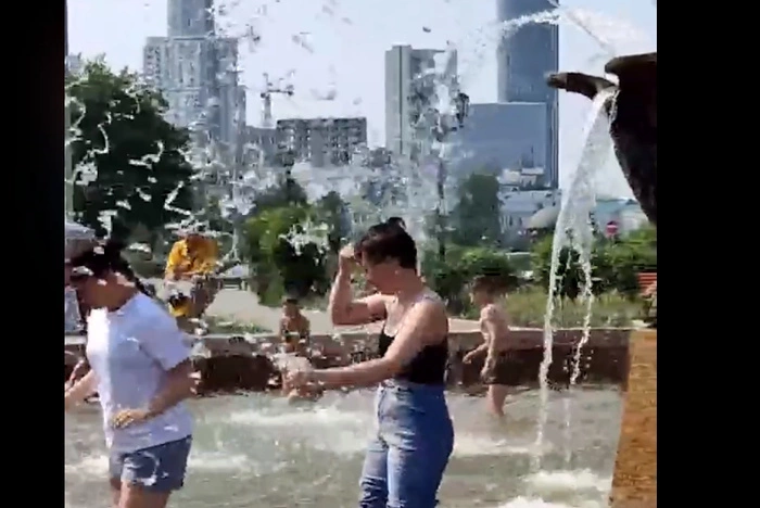 Екатеринбуржцы купаются в фонтанах, несмотря на ужасный запах и цвет воды