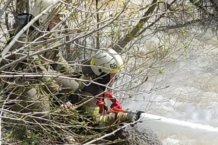 В Ревде затопило улицу из-за разлива пруда