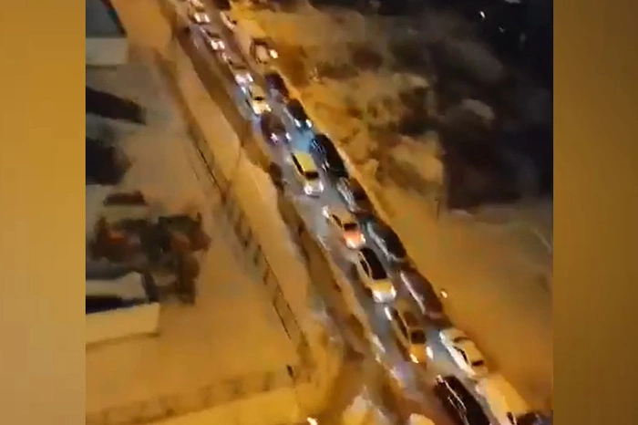 В Екатеринбурге к молельному дому выстроилась огромная пробка