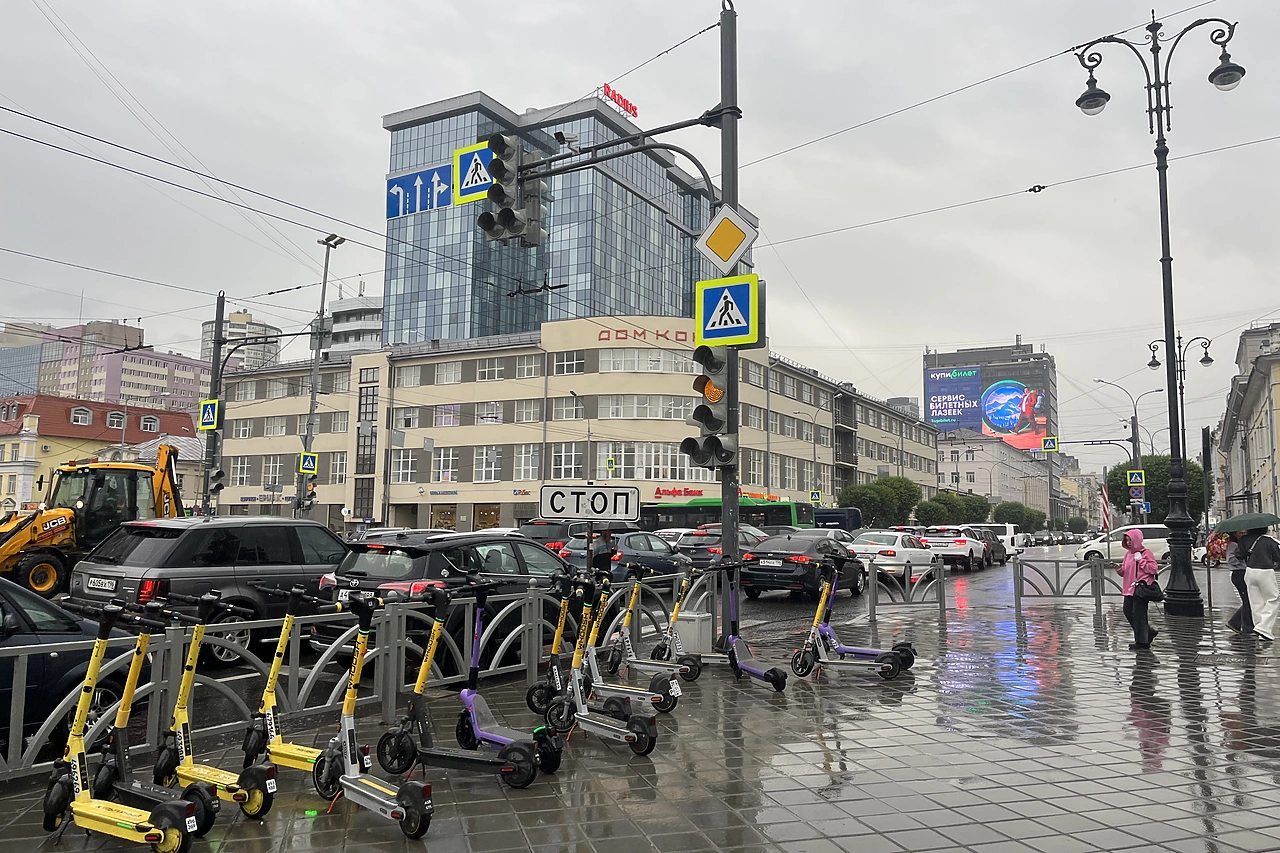 Мужчину на электросамокате насмерть сбили на улице Щербакова в Екатеринбурге (ФОТО)