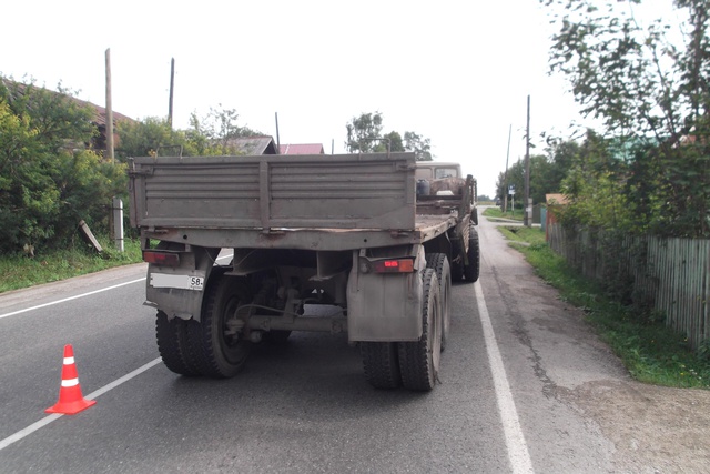 На Урале металлические трубы высыпались из грузовика на прохожих