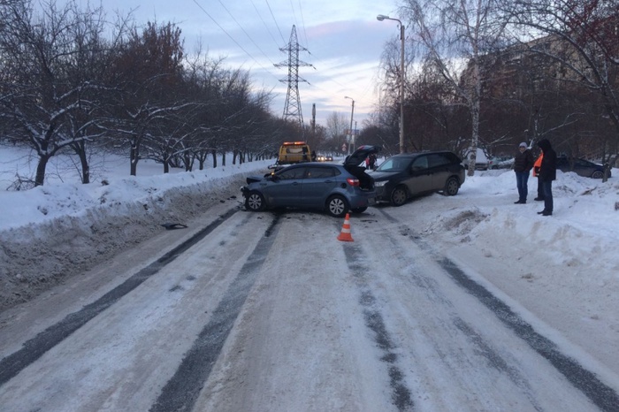 Оба водителя пострадали при столкновении двух иномарок на улице Новгородцевой