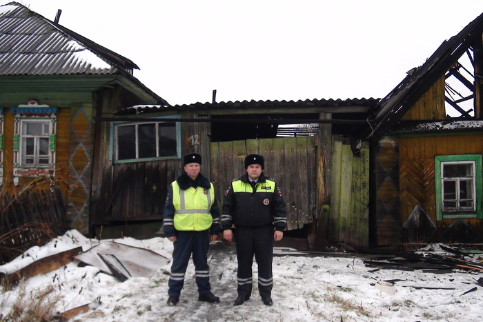 Свердловские полицейские в Туринске спасли семью из пожара