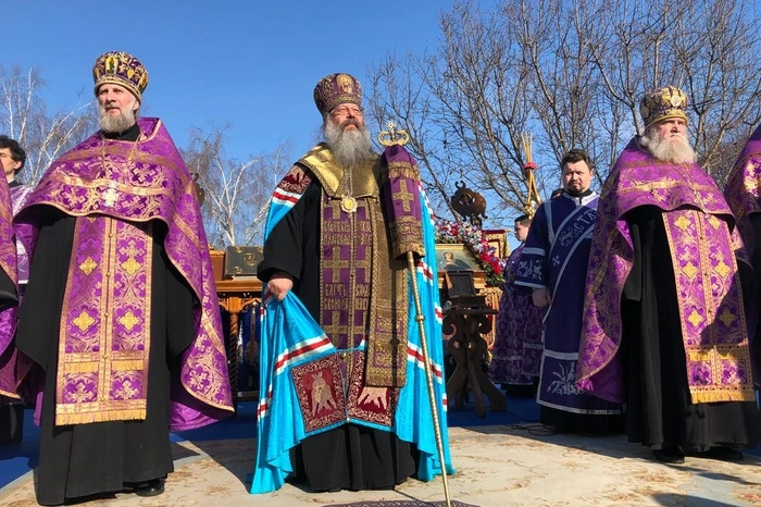 Пять тысяч человек пришли на молебен за строительство храма святой Екатерины