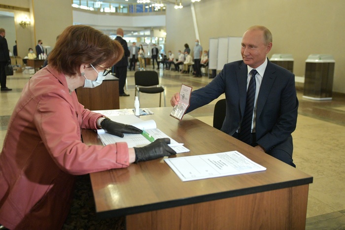 Песков объяснили отсутствие у Путина маски и перчаток на голосовании