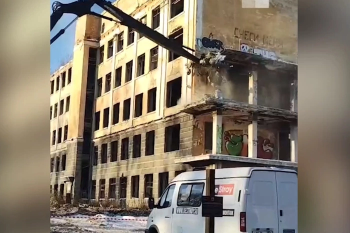 В Екатеринбурге начали разрушать заброшенную больницу в Зеленой Роще