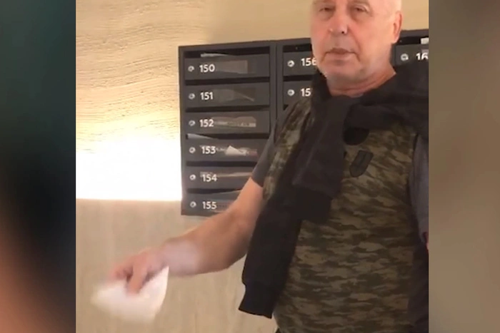 В Екатеринбурге жильцы многоэтажки напали на девочку, которая разносила листовки