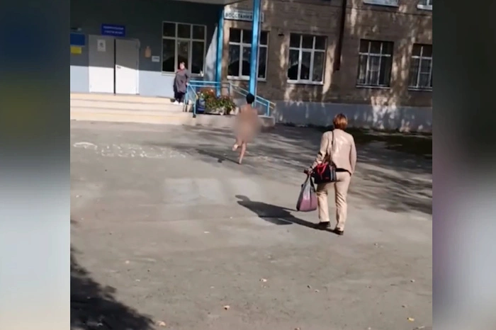 В школу Екатеринбурга прибежал абсолютно голый мужчина