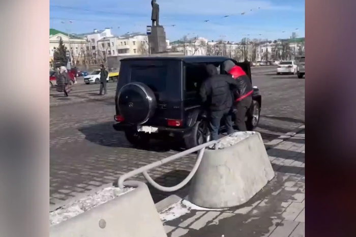 В центре Екатеринбурга неизвестные схватили девушку и затащили в чёрный «Гелик»