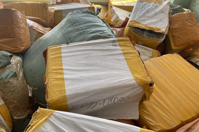 Таможенники не пустили в Екатеринбург фуру с одеждой на 77 миллионов рублей