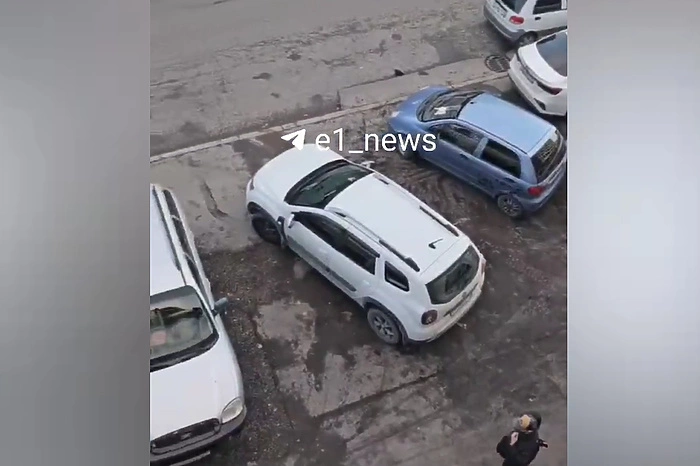 В Екатеринбурге автохамы захватили место снесённой остановки