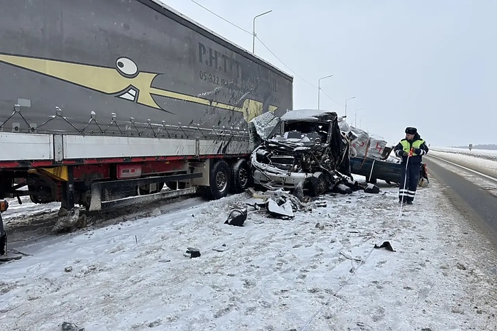 Водитель самосвала погиб под Ачитом на трассе М-12 в столкновении с двумя грузовиками