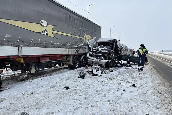 Водитель самосвала погиб под Ачитом на трассе М-12 в столкновении с двумя грузовиками