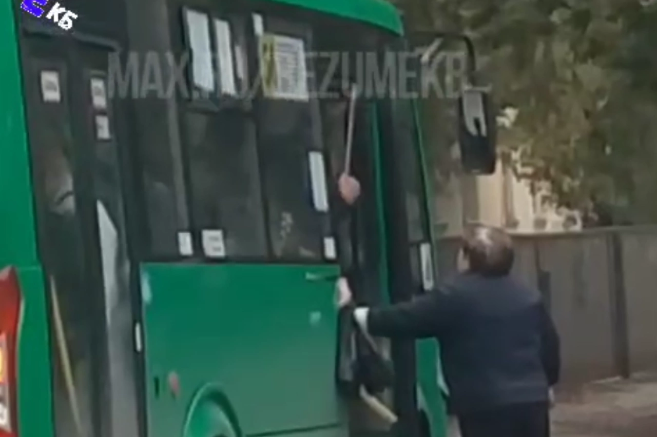 В Екатеринбурге начали вываливаться двери у маршруток