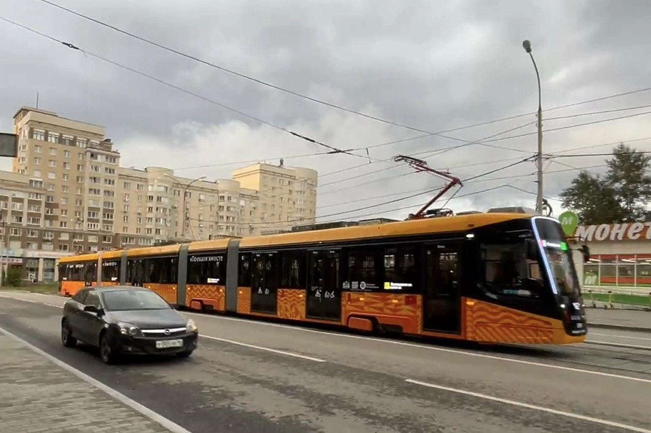 В Екатеринбурге новый пятисекционный трамвай отдали Академическому