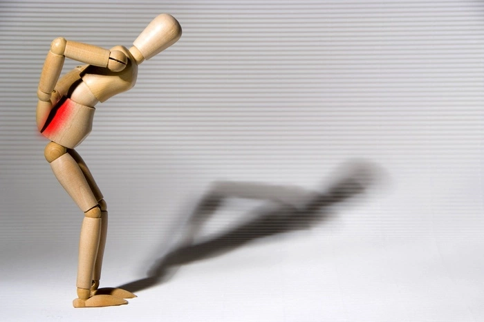 Сорвали спину? На жестком не спать, мазями не согревать