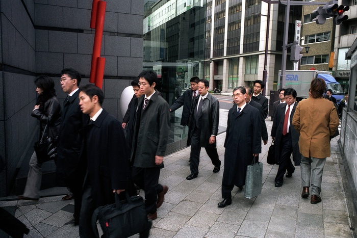 Японцам запретили уходить с работы позже восьми
