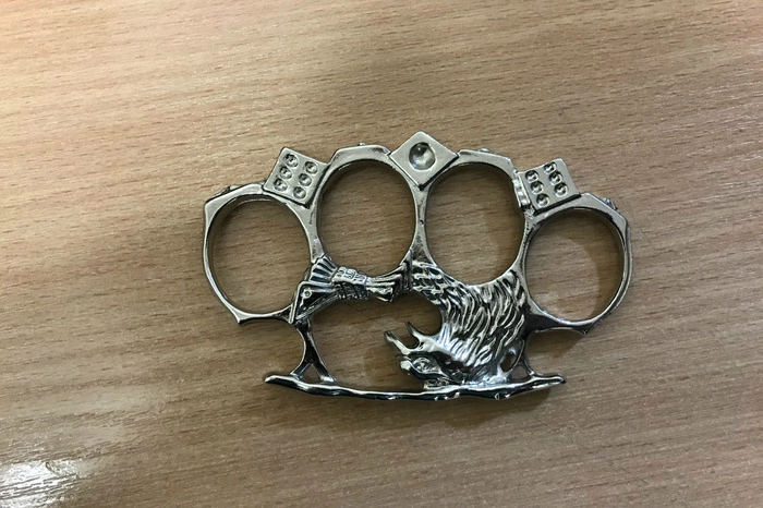 Кольцовские таможенники обнаружили кастет в багаже из Антальи