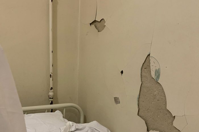 В уральской больнице на головы пациентов падает штукатурка