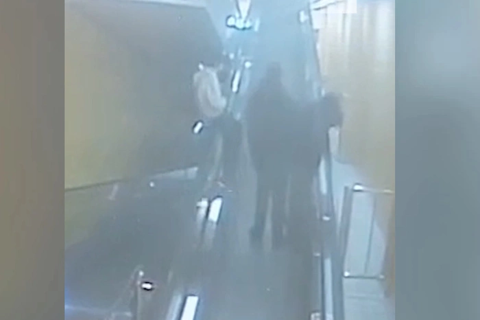 В торговом центре Екатеринбурга голову ребенка зажало в эскалаторе