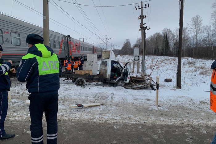 В свердловском посёлке поезд на скорости снёс «Газель»