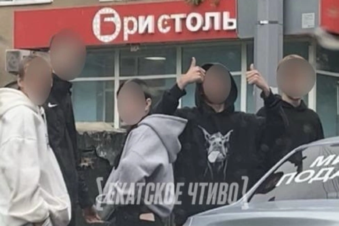 В Екатеринбурге толпа подростков жестоко избила мужчину за отказ дать денег