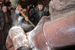Украинцам дали по шесть лет за подготовку подрыва памятника