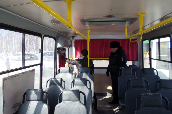 Маршрутный автобус в Екатеринбурге снес дверь у припаркованного «Ниссана»