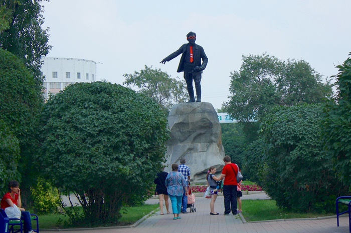 В Екатеринбурге одели памятник Свердлову