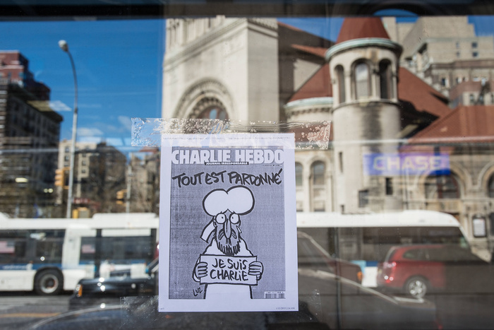 Charlie Hebdo опубликовал новую карикатуру на теракты в Париже