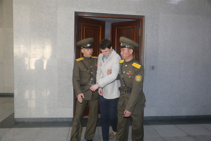 В Северной Корее отпустили задержанного ранее студента из США