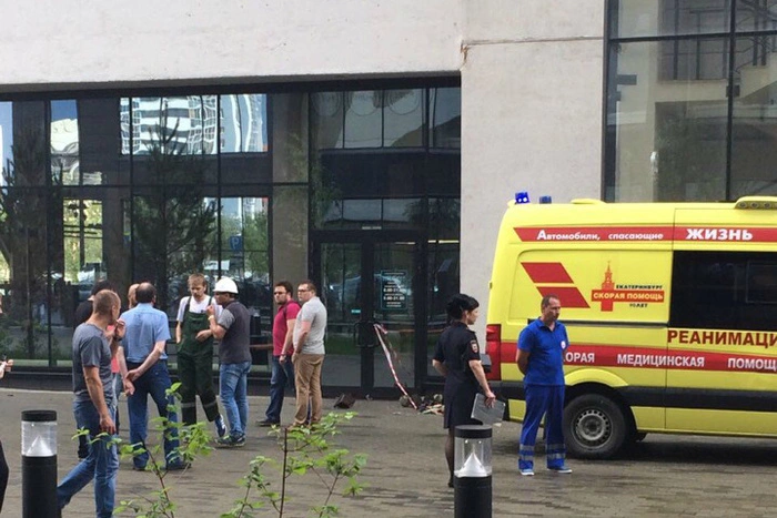 В Екатеринбурге альпинист сорвался со здания БЦ «Клевер парк»