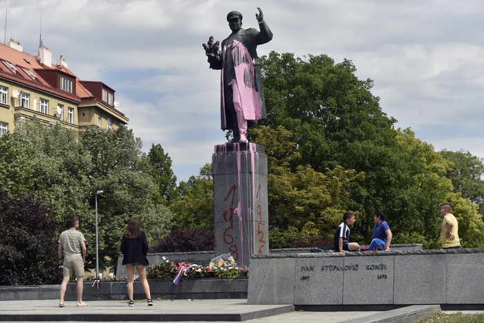 На памятнике маршалу Коневу в Праге власти переписали текст таблички