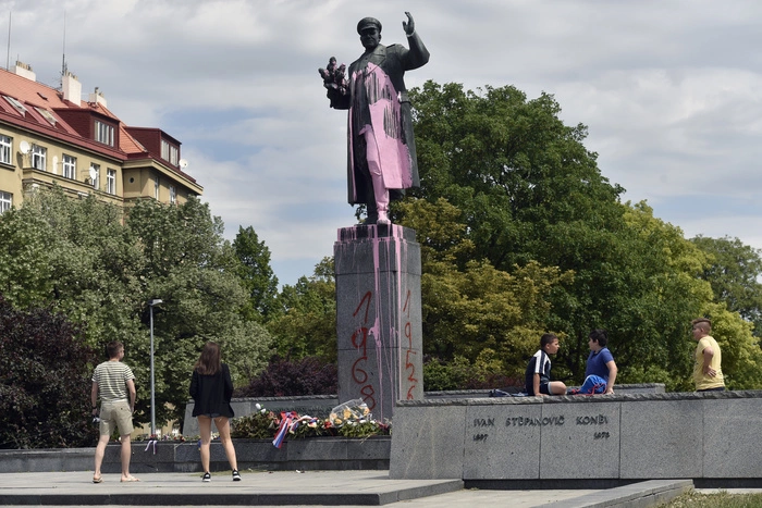 На памятнике маршалу Коневу в Праге власти переписали текст таблички