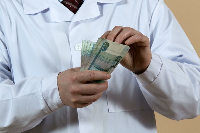 Свердловский минздрав проверит жалобы врачей на низкую зарплату