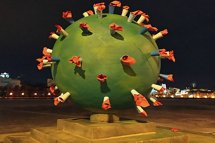 В Екатеринбурге шары у Драмтеатра сделали «коронавирусными»