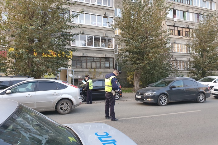 В Екатеринбурге 7-летний ребенок попал под колеса автомобиля, пытаясь обойти затор на дороге