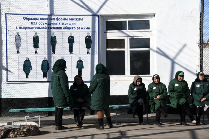 Осужденные тагильской колонии передали в пансионат для престарелых теплые вещи