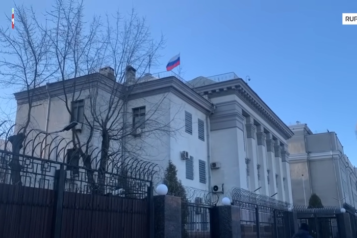 Над посольством РФ в Киеве спустили флаг